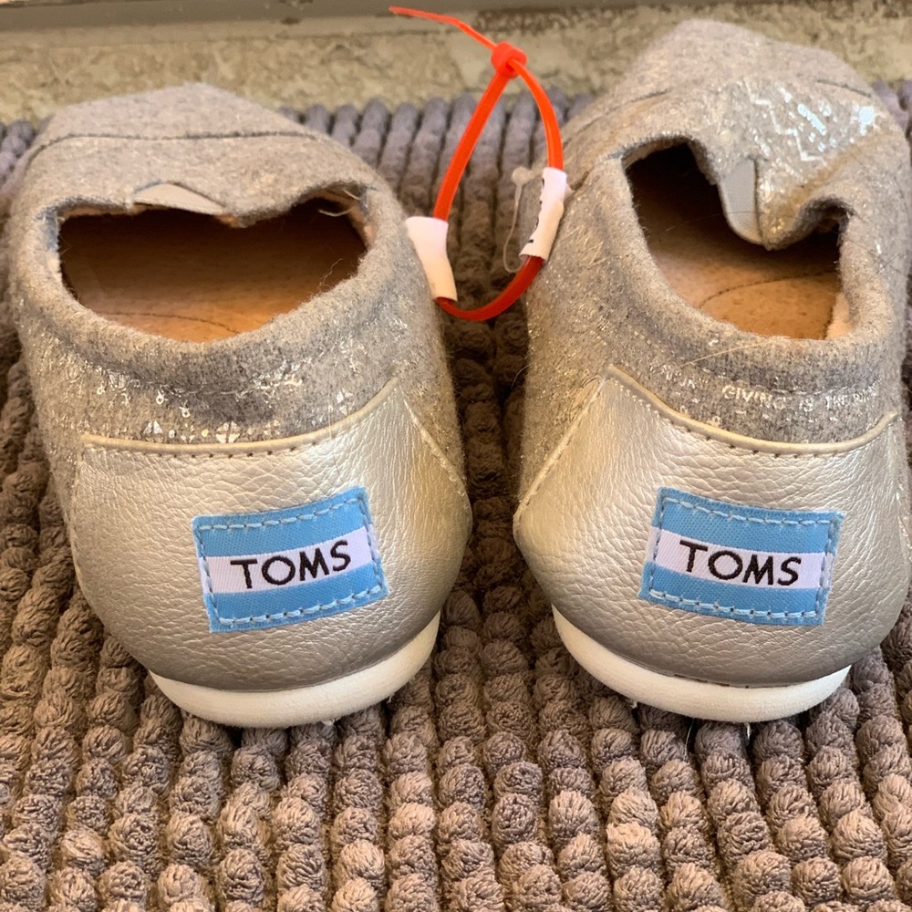 Toms - Picture 3 of 5